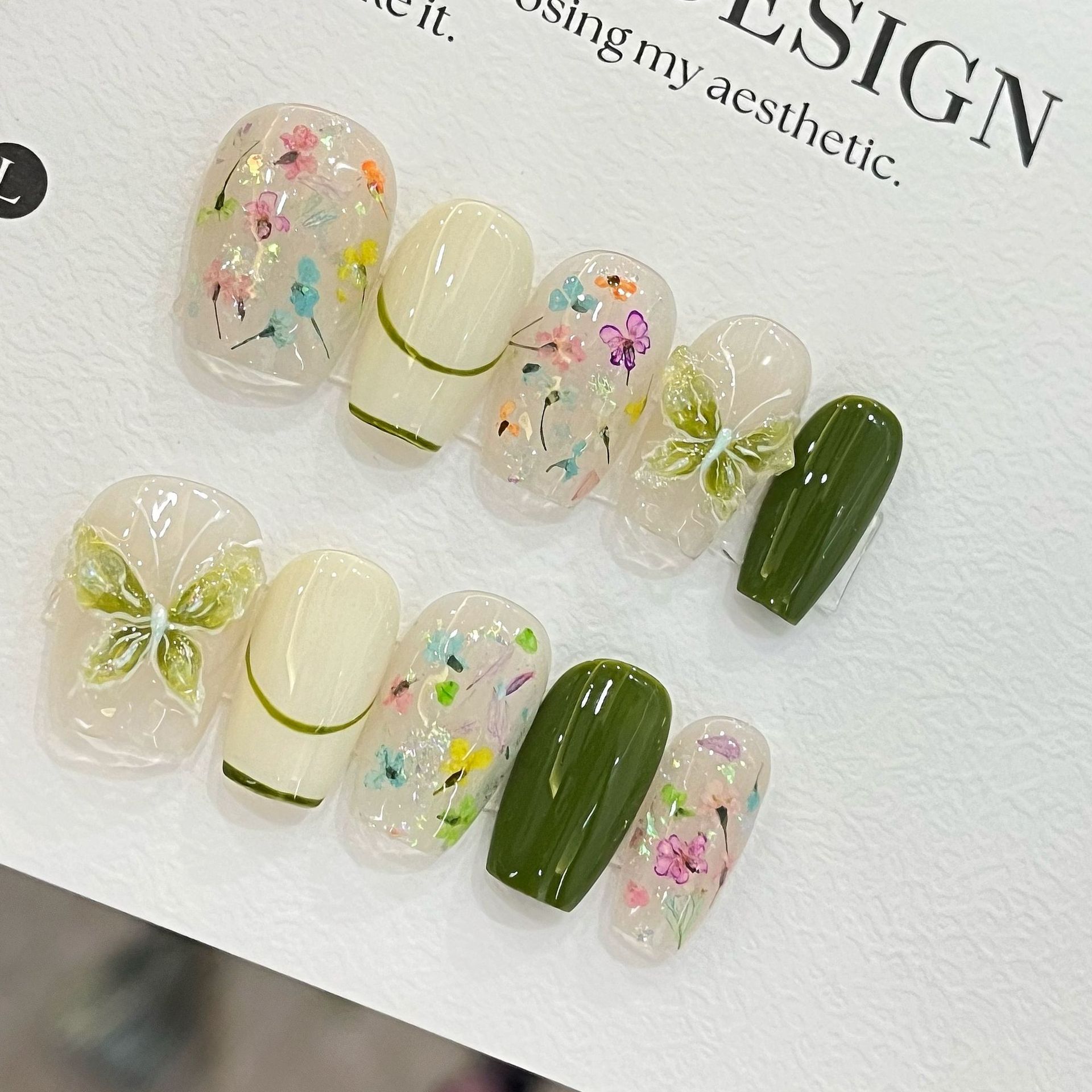 Pressed Flower Art - 10 Stück Schmetterlings-Blumen-Kunstnägel, mittelgroße Sargform, Perlen-Farbverlauf,