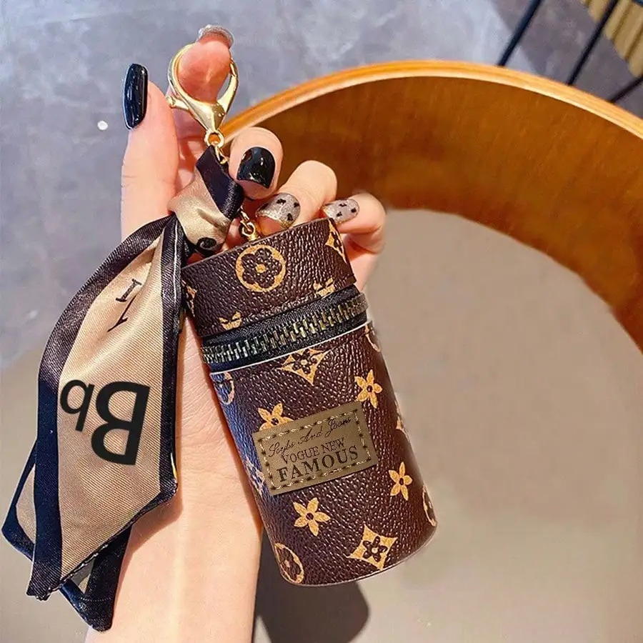 Monogram Keychain Leather - Vintage Brauner Blumen-Monogramm Zylindrischer Lippenstift-Etui-Schlüsselanhänger mit